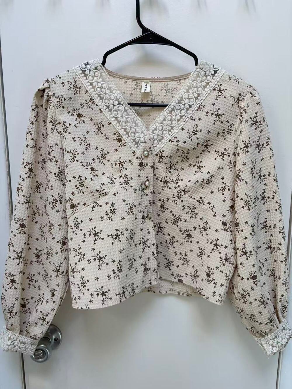 Women Floral Waffle Knit Crop Top V Neck Crochet Lace Trim Pearl Button Size S